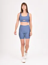 Top deportivo negro con breteles anchos y abertura en el centro del pecho.