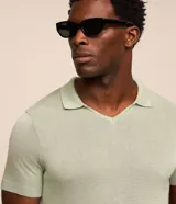 Remera polo de punto color verde menta, con cuello en V y mangas cortas.