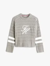 Sweater gris de tejido trenzado con cuello redondo y manga larga, confeccionado en algodón orgánico. Presenta un logo script TH gráfico bordado en color blanco en el centro del pecho.