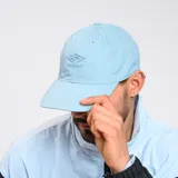 Gorro con visera Umbro, color celeste, confeccionado en algodón.