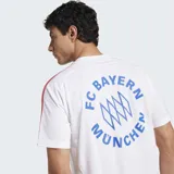 Remera deportiva Adidas de manga corta, color blanco, con cuello redondo acanalado. Presenta el escudo del FC Bayern bordado en el pecho izquierdo y detalles de ribetes en azul y rojo que recorren el torso y los hombros, donde se aprecian las tres franjas rojas características de la marca.