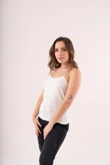 Camiseta de bretel fino color champagne, con escote recto y corte ajustado.