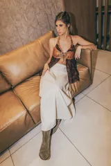 Top halter marrón con cuero en la parte superior, tela bordada en tonos chocolate en la parte inferior y amarre en la espalda.