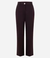 Pantalón de corte recto confeccionado en tejido Punto Roma, con cintura media, cierre frontal y bolsillo trasero. Presenta una estructura firme y elegante.