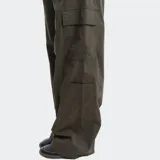 Pantalón cargo de corte holgado en color verde militar, con bolsillos laterales tipo cargo y costuras verticales decorativas en el frente.