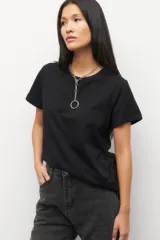 Remera negra de algodón con mangas cortas, frunces laterales y corte asimétrico.