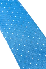 Corbata rosa con diseño floral y pañuelo de bolsillo a juego.