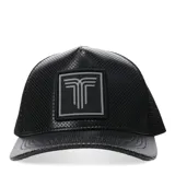 Gorro tipo trucker de color negro con textura microperforada en la visera y paneles frontales. Presenta un parche cuadrado en el frente con el logo de la marca en relieve y paneles traseros de malla.