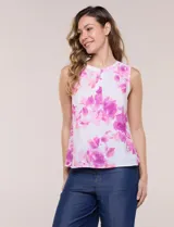 Blusa sin mangas de viscosa blanca con estampado floral en tonos azules, cuello redondo y cierre frontal parcial con botones.