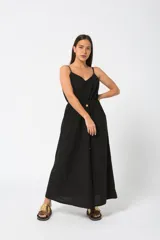 Vestido largo color naranja de breteles finos, con escote en V y botones frontales.