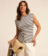 Blusa sin mangas Marfinno de viscosa y elastano, con escote barco, diseño a rayas horizontales en color blanco y negro, y detalle de fruncido lateral.