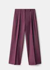 Pantalón de vestir bordó de tiro medio, con diseño wide leg, pinzas en la parte delantera, bolsillos laterales y cierre frontal con botón, gancho y cremallera.