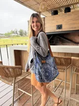 Bolso tipo hobo de tamaño mediano con diseño paisley en color verde militar y blanco, con asas de cuero marrón y etiqueta frontal de la marca.