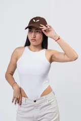 Body de algodón suave y elastizado de color blanco, con cuello a la base tipo halter y diseño cavado de tiro alto.