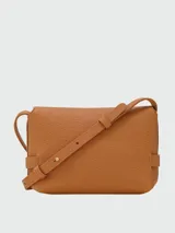 Cartera cruzada Longchamp modelo Le Smart Flow S, confeccionada en cuero texturizado negro, con solapa frontal y cierre metálico dorado. Cuenta con correa fina ajustable para llevar al hombro o cruzada.