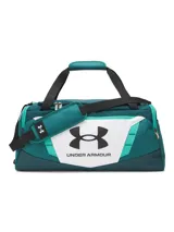 Bolso deportivo Under Armour Undeniable 5 Duffle, color verde azulado con panel frontal blanco y logo negro. Cuenta con tecnología UA Storm repelente al agua, compartimento ventilado para ropa o calzado, bolsillos organizadores, correa de hombro ajustable y asas superiores.