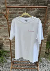 Remera de algodón premium con efecto lavado, manga corta y cuello redondo. Presenta un estampado gráfico en la espalda con el texto 'Cherry Season' y un diseño de cerezas pixeladas.