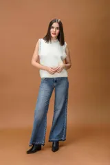 Chaleco de punto color bordó, con cuello redondo y diseño sin mangas. Presenta detalles de apliques de brillos en los laterales frontales.