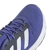 Championes de running Adidas Response Runner, color violeta con las icónicas tres tiras laterales en blanco y detalles en azul oscuro. Presentan una mediasuela de EVA para mayor amortiguación, plantilla OrthoLite y suela de goma con gran agarre.