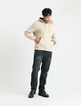 Sweater deportivo con capucha, bolsillo canguro frontal y cordones de ajuste. Presenta un diseño de color azul oscuro con interior de capucha en color verde.