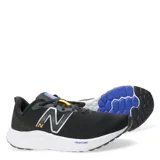 Championes de running New Balance modelo Fresh Foam Arishi V4, color negro con entresuela blanca y detalles en naranja y azul. Presentan capellada de malla transpirable, logo lateral característico y tecnología de amortiguación Fresh Foam.