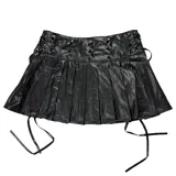 Minifalda negra de cuero sintético con tablas y detalles de remaches metálicos.