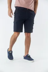 Bermuda cargo de corte recto, color gris oscuro, con bolsillos laterales tipo cargo, cierre de cremallera y botón, y pasacintos en la cintura.