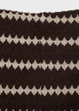 Pantalón de punto marrón con estampado geométrico en color crema, de corte recto y tiro medio, con cintura elástica.