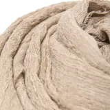 Pashmina de textura rugosa en color beige, con terminaciones desflecadas en los extremos.