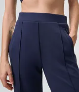 Pantalón recto deportivo de modal color beige, con recortes laterales a contratono y cintura elástica.
