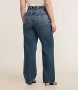 Pantalón de jean azul de tiro alto, corte recto y holgado, con cinturón a juego.