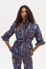 Chaleco de lino con estampado floral estilo oriental, cinta de encaje en los bordes, textura capitoneada, hombros rectos y lazo de ajuste en la cintura.