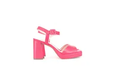 Sandalias de cuero color fucsia, con taco alto ancho, plataforma delantera, tira ancha en la parte delantera y tira ajustable con hebilla en el tobillo.