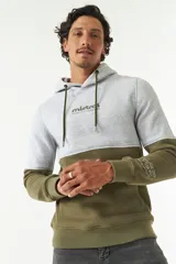 Canguro gris con capucha y cordones, con logo estampado en el pecho y bolsillo tipo canguro.