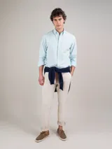 Camisa de hombre de algodón orgánico a rayas verticales rosas y blancas, de corte regular fit, cuello button-down, cierre con botones, manga larga terminada en puño simple y logo bordado en el pecho.