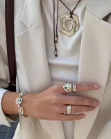 Pulsera de eslabones circulares con diseño orgánico y textura irregular, elaborada artesanalmente en metal con acabado dorado.