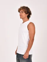 Musculosa negra de corte ancho y sin mangas, con cuello redondo.