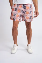 Short de baño con cintura elástica y cordón ajustable, confeccionado en tela ligera de secado rápido. Presenta un estampado botánico integral en tonos amarillos, blancos y azules, con dos bolsillos delanteros y uno posterior.