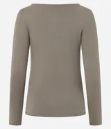 Suéter de punto ajustado en color marrón oscuro, con escote canoa y mangas largas que presentan una pequeña abertura en los puños. Diseño minimalista y versátil con acabado liso.