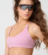 Top deportivo de microfibra color beige, con escote redondo y diseño de espalda nadadora.