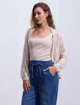 Cárdigan tejido color beige, marca Joseph A, de mangas largas y calado con motivos florales.