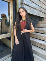 Collar corto con cuentas grandes de acrílico color verde esmeralda y cuentas pequeñas color verde agua. Se cierra con cadena de acero quirúrgico y ganchito para regular el largo.