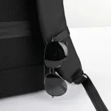 Mochila negra de poliéster impermeable, con capacidad de 22 litros y espacio para portátiles de hasta 17,3 pulgadas. Tiene 4 bolsillos interiores (2 con cremallera), 2 espacios interiores para botellas de agua, llavero interior, espacio para Baleine Card y cinturón para valija en la parte trasera.