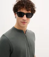 Remera negra de algodón peruano, corte slim, con cuello padre y cierre frontal parcial de cremallera metálica, de manga corta.