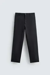 Pantalón de corte recto confeccionado en tejido compacto de algodón con estructura twill. Presenta cierre frontal con cremallera y botón, bolsillos laterales y bolsillos traseros de vivo con botón.