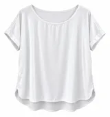 Blusa blanca de manga corta con escote redondo amplio y dobladillo curvo asimétrico, más largo en la parte trasera.