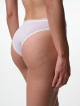 Bombacha de tiro medio confeccionada en tela punto rib acanalada, con elástico aplicado en cintura y piernas. Cuenta con fundillo de algodón.