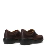Zapatos de cuero marrón con diseño de costuras reforzadas, cierre de velcro lateral y suela de goma negra.