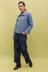 Pantalón de jean de tiro medio-alto y corte recto, con estampado tipo bandana en tonos azul oscuro. Cuenta con bolsillos funcionales y largo al tobillo.