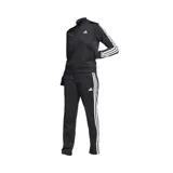 Conjunto deportivo Adidas Essentials 3 Rayas, color negro con detalles en blanco. Incluye campera con cierre frontal, cuello alto y bolsillos, y pantalón con cintura elástica, cordón ajustable y bolsillos.